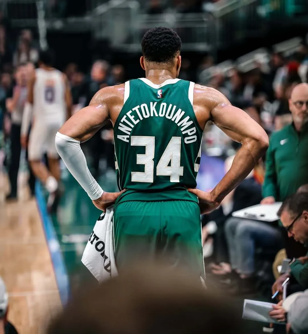 字母哥在湖人比赛中爆冷,精彩发挥引发热议!  字母哥在湖人比赛中爆冷,精彩发挥引发热议!